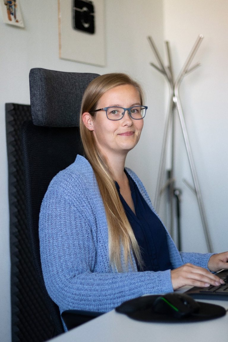 Nicole im Büro