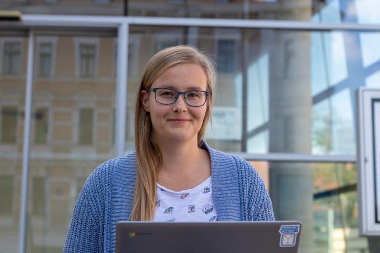 Nicole mit Laptop Blick in Kamera